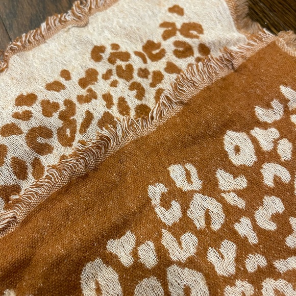 Madewell extra large bandana in cheetah leopard two tone. - Picture 3 of 5